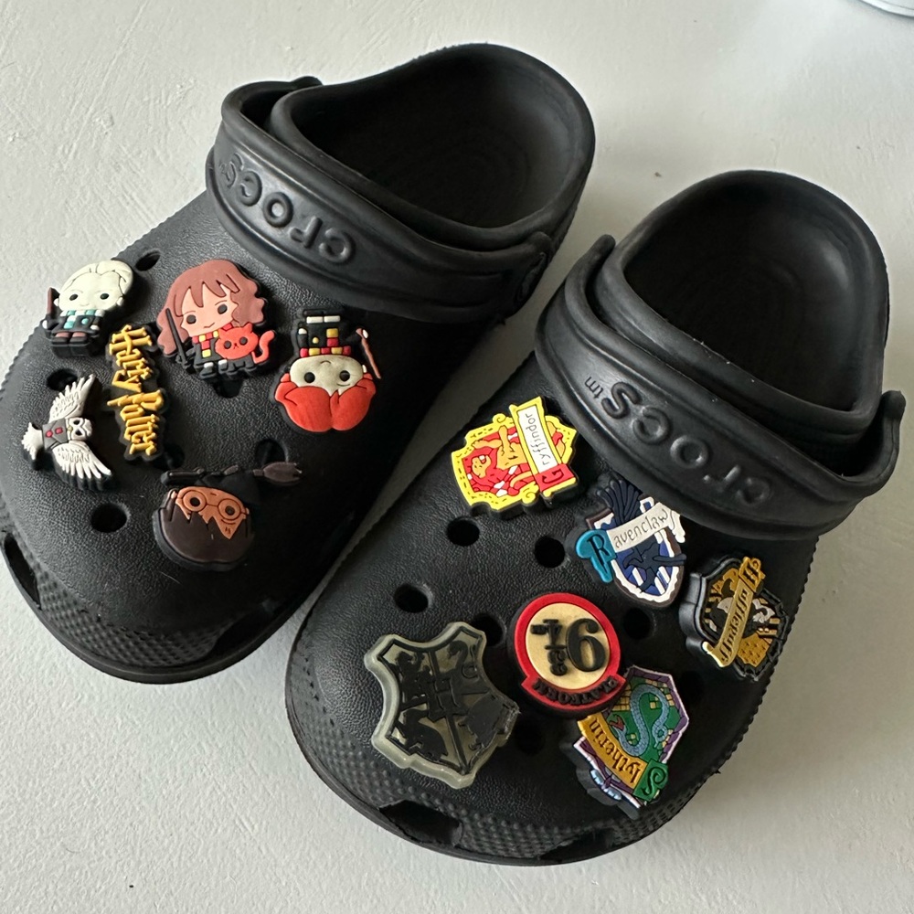 Crocs Kids Black Clogs with Harry Potter Charms. Size J3